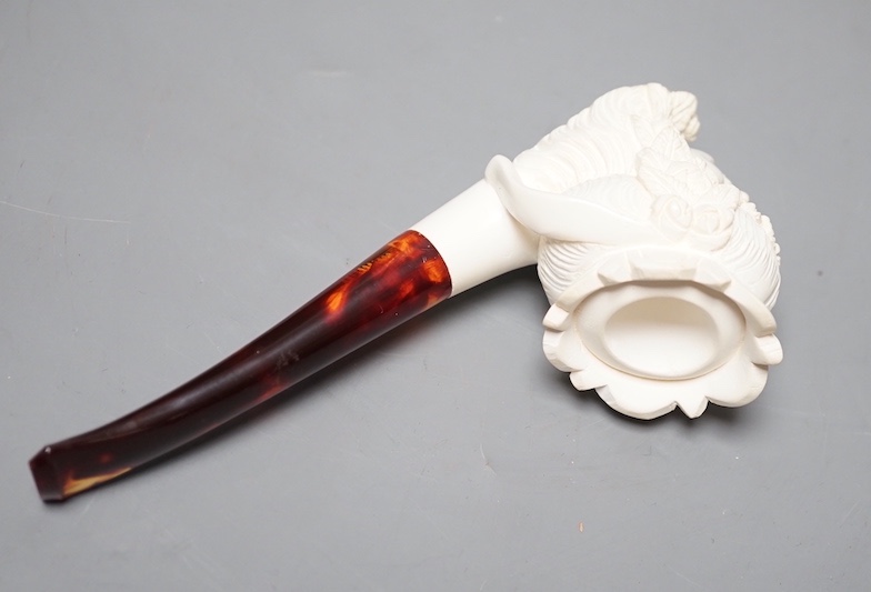 A cased carved Meerschaum pipe 15cm